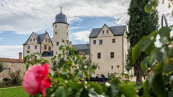 Im Schloss Kannawurf gastierte der MDR-Musiksommer, hier ein Blick vom Garten zum Schloss.