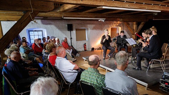 Im Schloss Kannawurf gastierte der MDR-Musiksommer, hier das Acelga Quintett auf der Bühne.