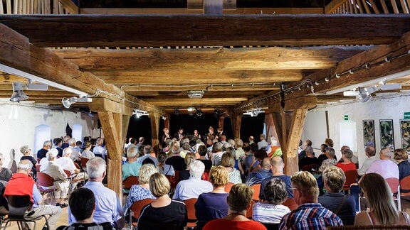 Im Schloss Kannawurf gastierte der MDR-Musiksommer, hier das Publikum und das Acelga Quintett beim Konzert auf dem Kornboden.