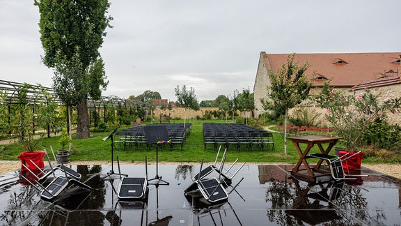 Im Schloss Kannawurf gastierte der MDR-Musiksommer, hier die nass geregnete Bühne im Garten