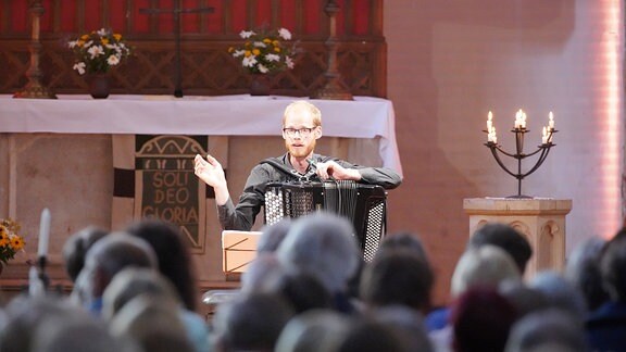 Andreas Borregaard moderiert beim Konzert in der Klosterkirche Arendsee.