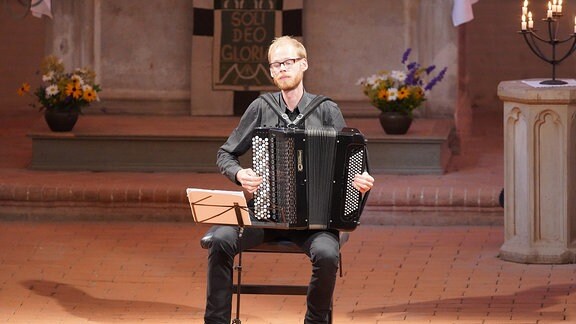 Andreas Borregaard spielt beim Konzert in der Klosterkirche Arendsee Akkordeon.