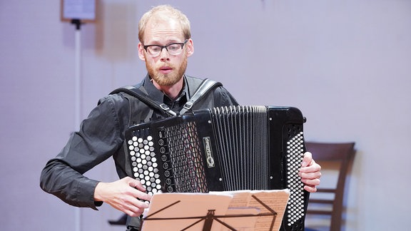 Andreas Borregaard spielt beim Konzert in der Klosterkirche Arendsee Akkordeon. 