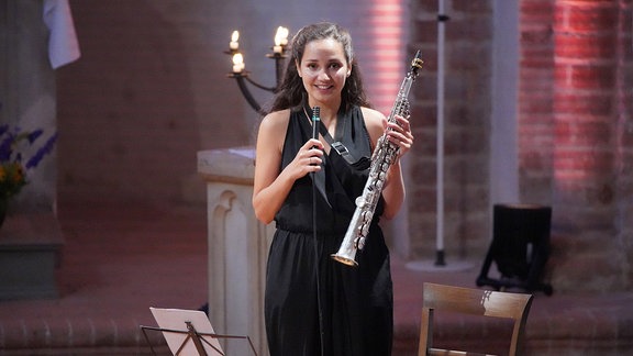 Asya Fateyeva moderiert in der Klosterkirche Arendsee das nächste Stück an. 