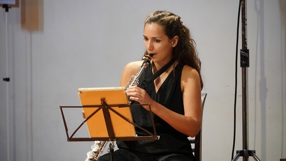 Asya Fateyeva spielt Saxophon in der Klosterkirche Arendsee. 