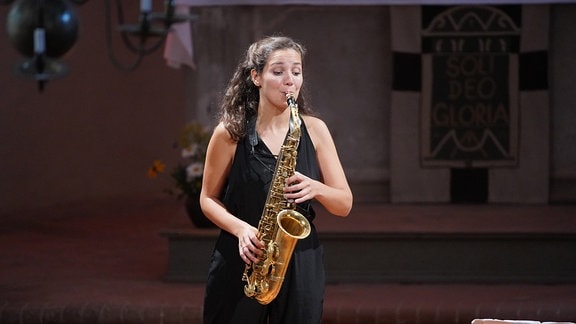 Asya Fateyeva spielt Saxophon in der Klosterkirche Arendsee. 