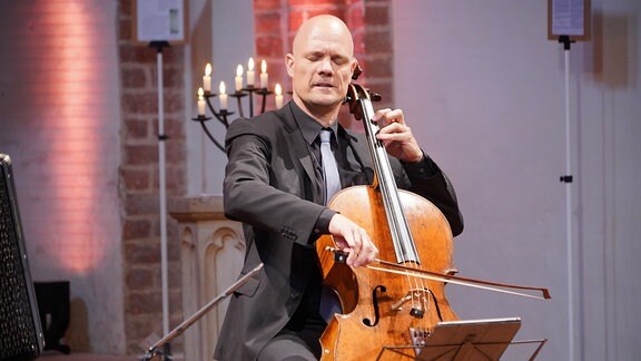 Eckart Runge spielt Cello beim MDR-Musiksommer-Konzert in der Klosterkirche Arendsee.