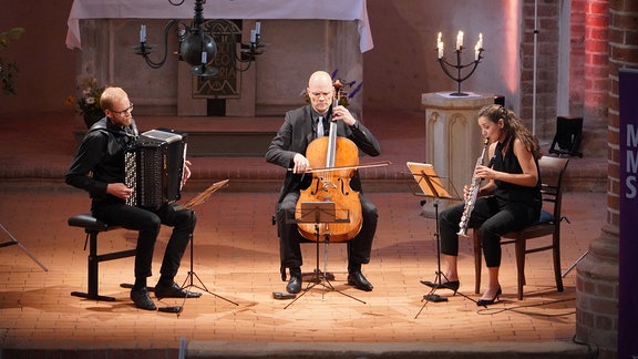 MDR-Musiksommer-Konzert in der Klosterkirche Arendsee mit Asya Fateyeva (Saxophon), Eckart Runge (Cello) und Andreas Borregaard (Akkordeon).