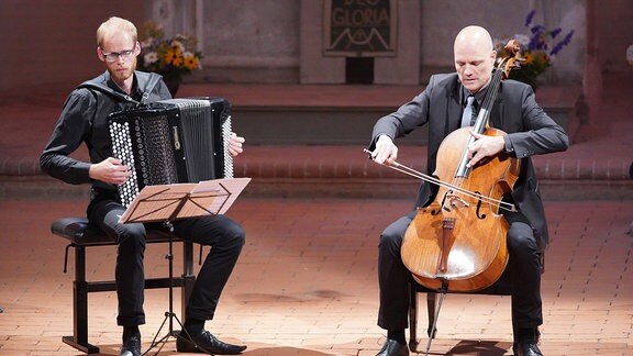 Eckart Runge (Cello) und Andreas Borregaard (Akkordeon) beim MDR-Musiksommer-Konzert in der Klosterkirche Arendsee. 