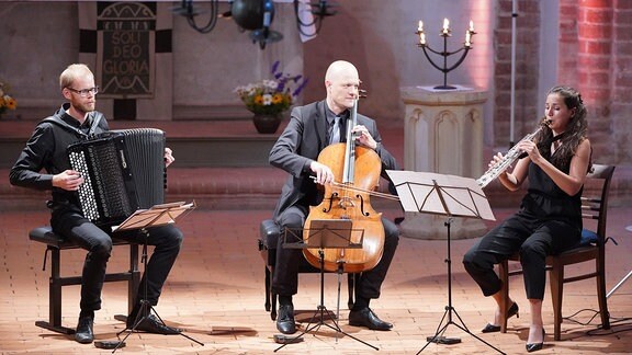 Asya Fateyeva (Saxophon), Eckart Runge (Cello) und Andreas Borregaard (Akkordeon) beim MDR-Musiksommer-Konzert in der Klosterkirche Arendsee.