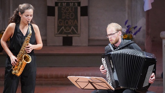 Asya Fateyeva (Saxophon) und Andreas Borregaard (Akkordeon) spielen gemeinsam beim MDR-Musiksommer-Konzert in der Klosterkirche Arendsee.