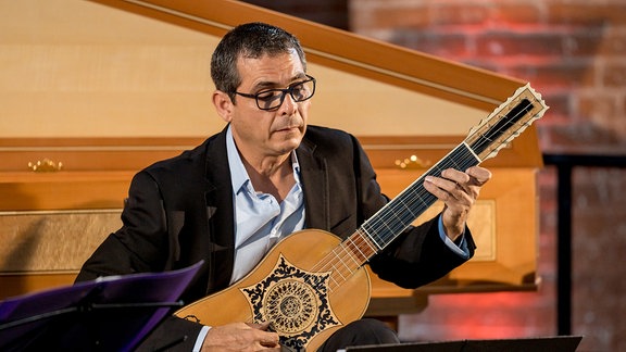 Manuel Muñoz vom Ensemble Artemandoline spielt auf einer reich verzierten Barockgitarre