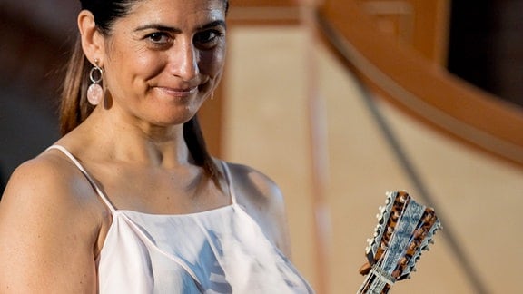 Barockmandolinistin Mari Fe Pavón vom Ensemble Artemandoline mit ihrem Instrument in der Hand bei Applaus