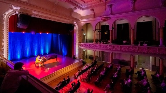 Blick durch den Saal auf die Bühne des Schützenhauses in Pößneck beim Auftritt von Bodo Wartke im MDR-Musiksommer.