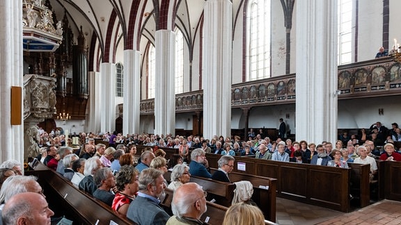 Das Publikum in der Stephanskirche in Tangermünde vor Konzertbeginn im MDR-Musiksommer.