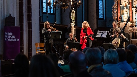 Simone Kermes singt 2019 beim MDR-Musiksommer-Konzert in der Stephanskirche in Tangermünde. Sie wird begleitet von einem Kammermusikensemble.