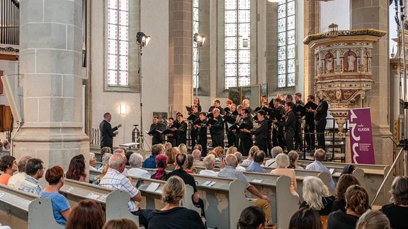 Herren des MDR-Rundfunkchors im Konzert beim MDR-Musiksommer 2024 in Torgau