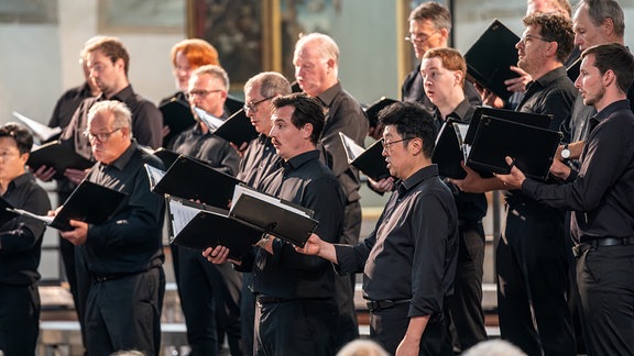 Herren des MDR-Rundfunkchors im Konzert beim MDR-Musiksommer 2024 in Torgau