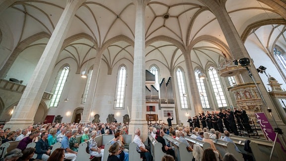 Seitlicher Blick ins Deckengewölbe und auf den Altarbereich mit dem MDR-Rundfunkchor im Konzert beim MDR-Musiksommer 2024 in Torgau