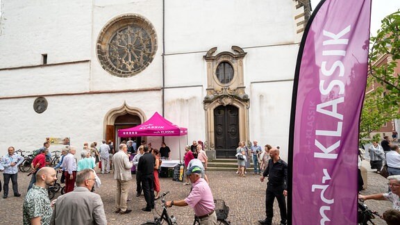 Konzertgäste vor der Stadtkirche St. Marien beim MDR-Musiksommer 2024 in Torgau