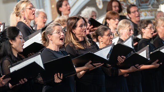 Damen des MDR-Rundfunkchors im Konzert beim MDR-Musiksommer 2024 in Torgau