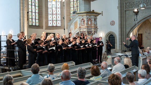 Damen des MDR-Rundfunkchors im Konzert beim MDR-Musiksommer 2024 in Torgau