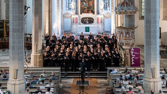 Blick ins Kirchenschiff und auf den Altarbereich mit dem MDR-Rundfunkchor im Konzert beim MDR-Musiksommer 2024 in Torgau