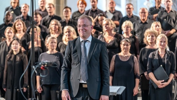 Schlussapplaus für Philipp Ahmann und den MDR-Rundfunkchor im Konzert beim MDR-Musiksommer 2024 in Torgau