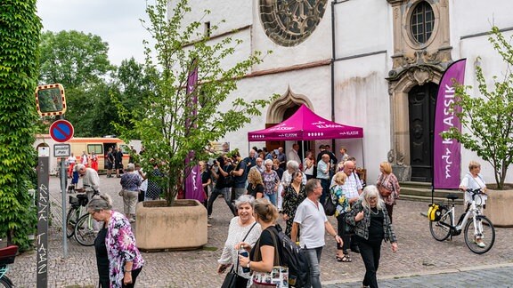 Konzertgäste vor der Stadtkirche St. Marien beim MDR-Musiksommer 2024 in Torgau