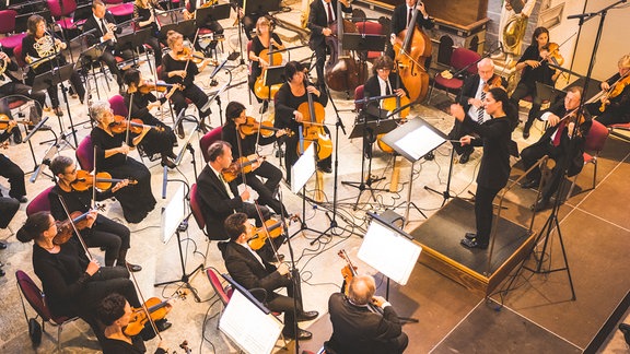 Das MDR-Sinfonieorchester unter Leitung von Marie Jacquot beim MDR-Musiksommer in der Kulturkirche in Weißensee.