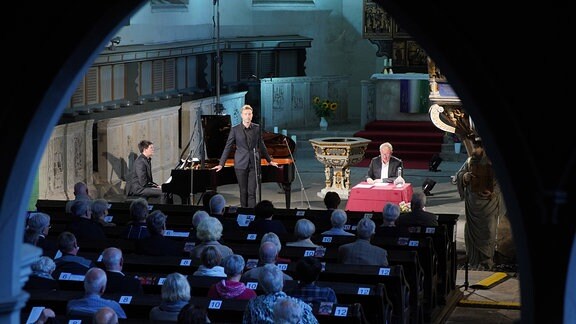 Harald Krassnitzer gemeinsam mit dem Bariton Benjamin Appl und dem Pianisten James Baillieu in der alten Bergmannskirche der Neustadt Eisleben