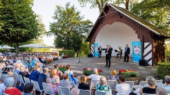 Uwe Gebel moderiert beim Konzert in Lichtenwalde