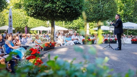 Uwe Gebel moderiert beim Konzert in Lichtenwalde