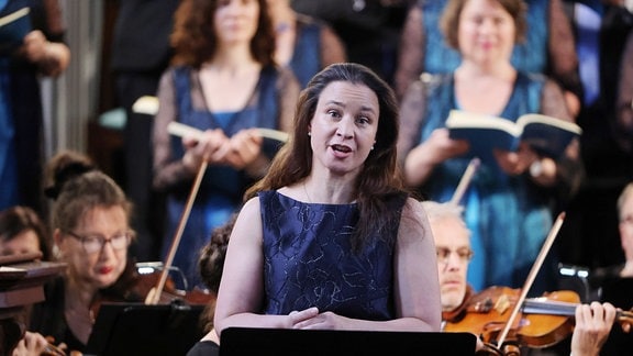 Sopranistin Christina Landshamer singt, im Hintergrund die MDR-Ensembles in der St. Marienkirche in Marienberg