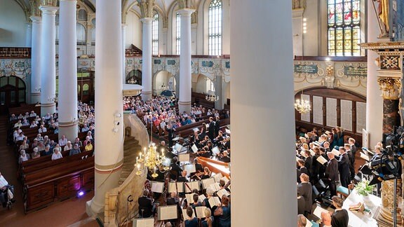 Blick von der Empore auf die MDR-Ensembles und in den Kirchenraum der St. Marienkirche in Marienberg