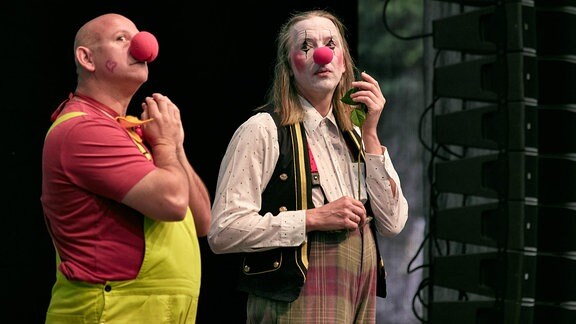 Zwei Herren des Blechblas-Ensembles Mnozil Brass haben sich als Clowns verkleidet und stehen auf der Bühne im Naturtheater Bad Elster beim MDR MUSIKSOMMER.