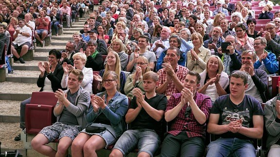 Blick auf applaudierendes Publikum im Naturtheater Bad Elster beim MDR MUSIKSOMMER.