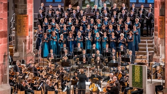 Beim MDR-Musiksommer in Schneeberg standen MDR-Sinfonieorchester und MDR-Rundfunkchor auf der Bühne. Am Pult in der Kirche St. Wolfgang stand Risto Joost. 