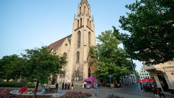 Die Stadtkirche St. Maximi in Merseburg. Hier fand eines der drei Eröffnungskonzerte des MDR-Musiksommers 2022 statt. Das Publikum sucht wartet auf den Einlass in die Kirche. 