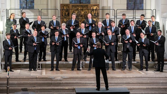 Die Sänger des MDR-Rundfunkchors stehen am 18. Juni im Altarraum der Merseburger Stadtkirche St. Maximi. Dort erklingt eines der drei Eröffnungskonzerte des MDR-Musiksommers 2022.