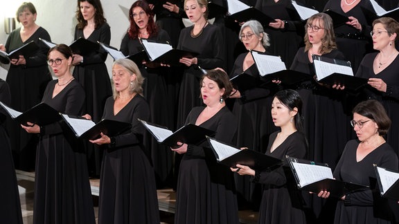 Die Frauen des MDR-Rundfunkchors beim Eröffnungskonzert des MDR-Musiksommers 2022. Sie singen Werke von Franz Schubert und Hugo Wolf.