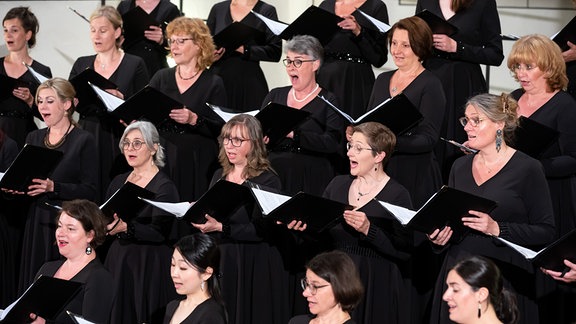 Die Frauen des MDR-Rundfunkchors beim Eröffnungskonzert des MDR-Musiksommers 2022. Sie singen Werke von Franz Schubert und Hugo Wolf.