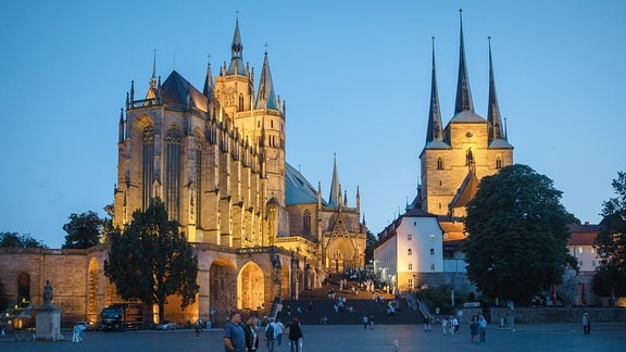 Außenansicht des Erfurter Dombergs im Abendlicht, direkt rechts daneben ist die fast genauso große  Severikirche.