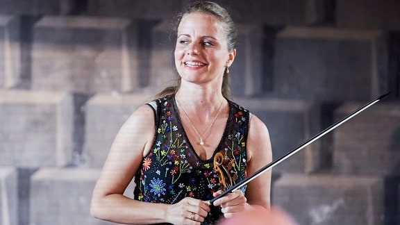 Violinistin Julia Fischer beim MDR-Musiksommer-Konzert auf Schloss Wilhelmsburg in Schmalkalden