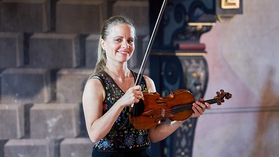 Violinistin Julia Fischer beim MDR-Musiksommer-Konzert auf Schloss Wilhelmsburg in Schmalkalden