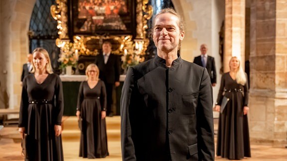 Florian Helgath und die Sängerinnen und Sänger des MDR-Rundfunkchors beim MDR-Musiksommer-Konzert in Freiberg. 