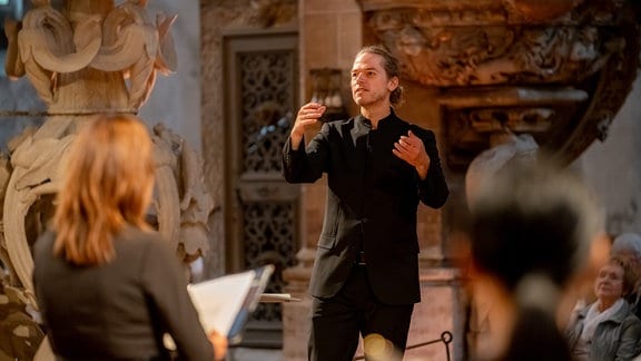 Florian Helgath und die Sängerinnen und Sänger des MDR-Rundfunkchors beim MDR-Musiksommer-Konzert in Freiberg. 
