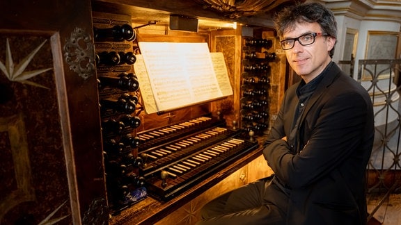 Organist Albrecht Koch sitzt an der Orgel beim MDR-Musiksommer 2021 - Konzert in Freiberg.  