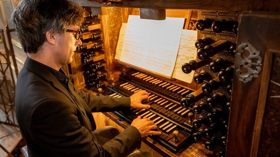 Organist Albrecht Koch spielt an der Orgel beim MDR-Musiksommer 2021 - Konzert in Freiberg.  