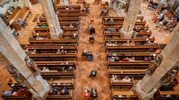 Blick in das Kirchenschiff des Freiberger Doms während des MDR-Musiksommer-Konzerts. 
